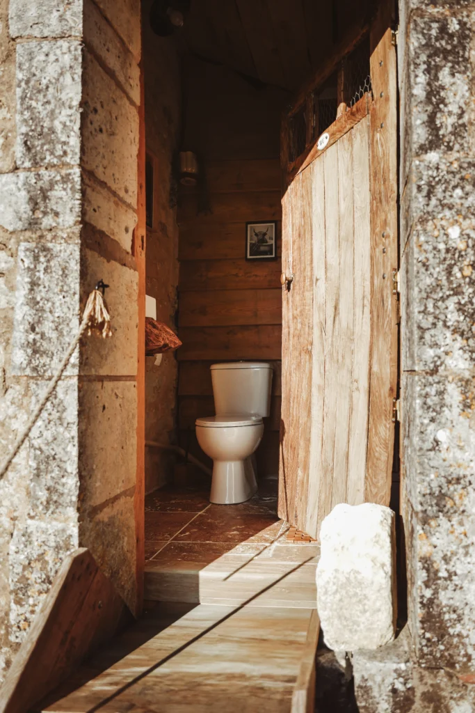 Salle d'eau privative avec WC, douche et lavabo