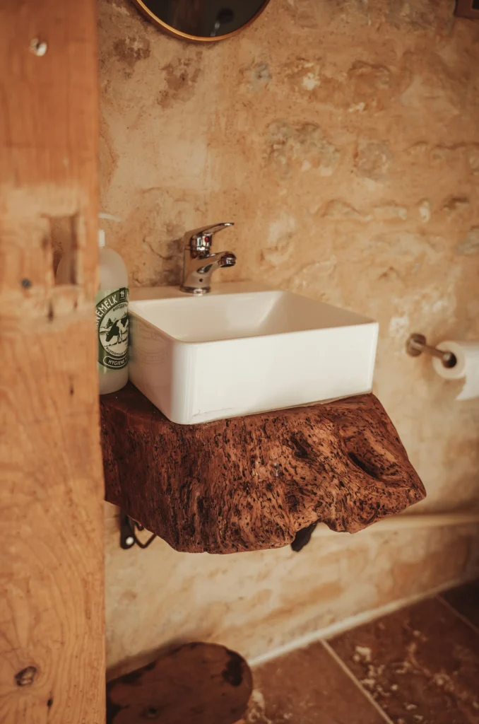 Salle d'eau privative avec lavabo, douche et WC