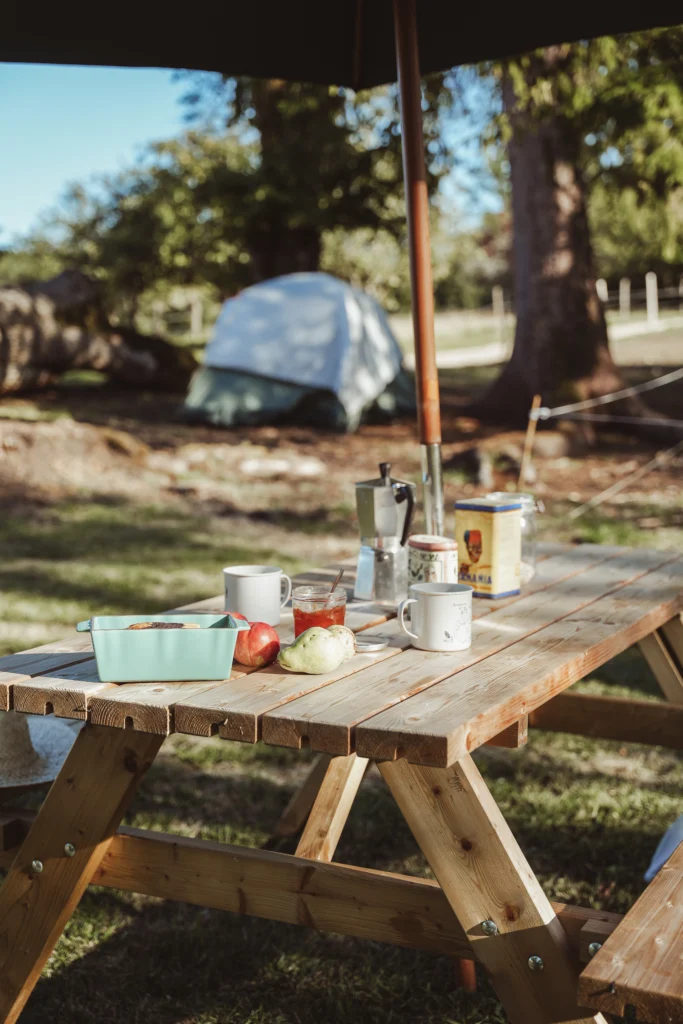 table pique nique, emplacement camping