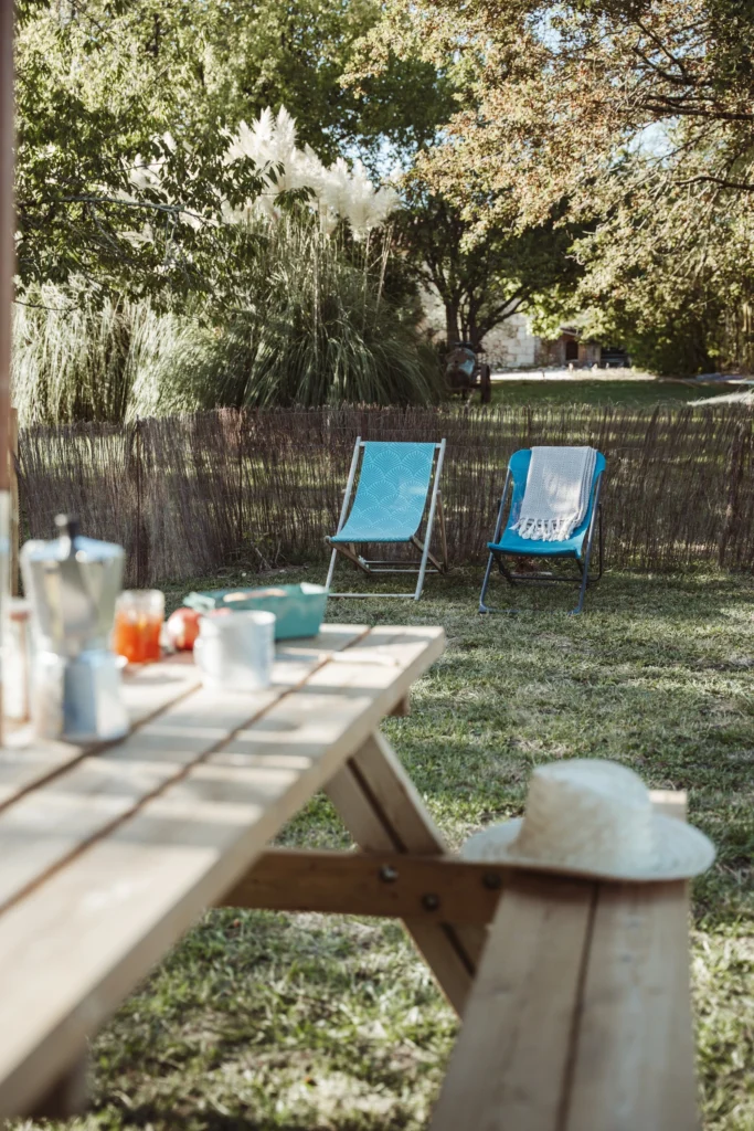 Emplacement camping à la ferme avec table de pique nique